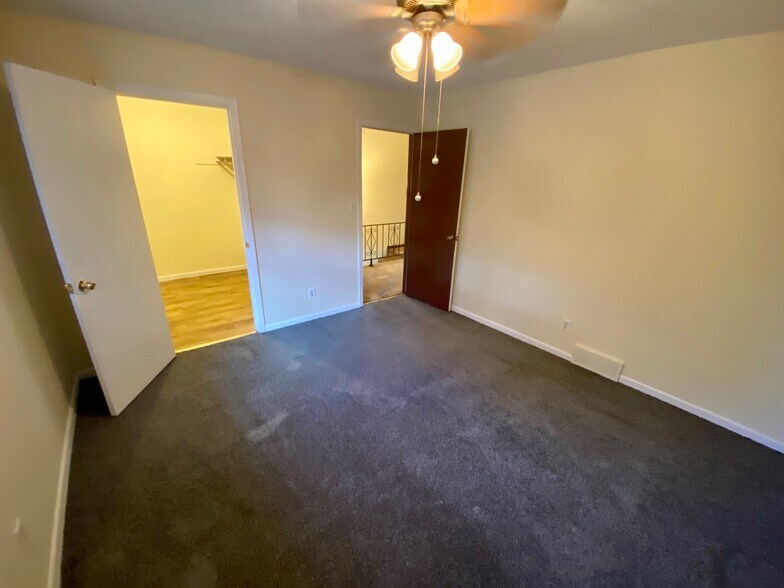 Building Photo - 3152 Losey Blvd S
