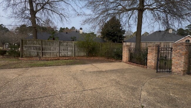 Building Photo - 408 Hidden Oaks Cir