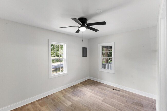 Building Photo - 547 Horry St NE