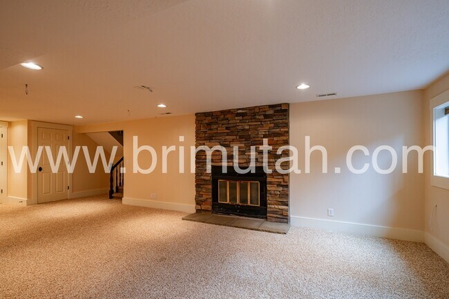 Building Photo - 105 Young Oak Rd