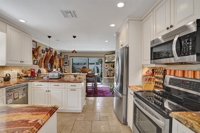 Building Photo - 683 Pelican Way