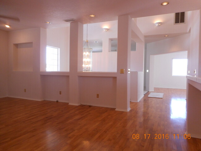 Building Photo - Beautiful 3BD/ 2 BA House For Rent