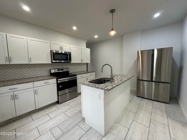 Primary Photo - 5 Robert St