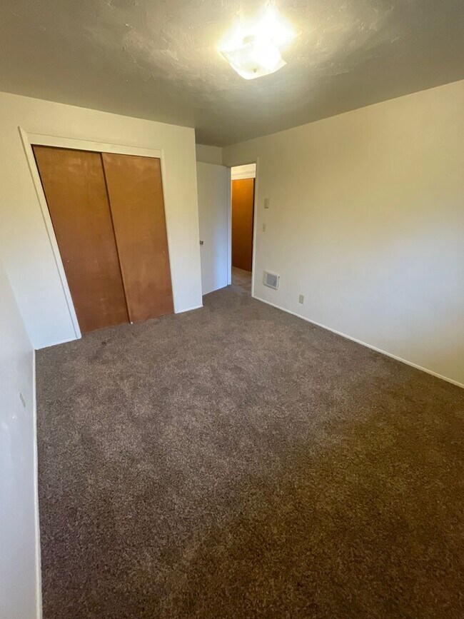 Building Photo - Large 2 Bedroom over looking the Golf Course!