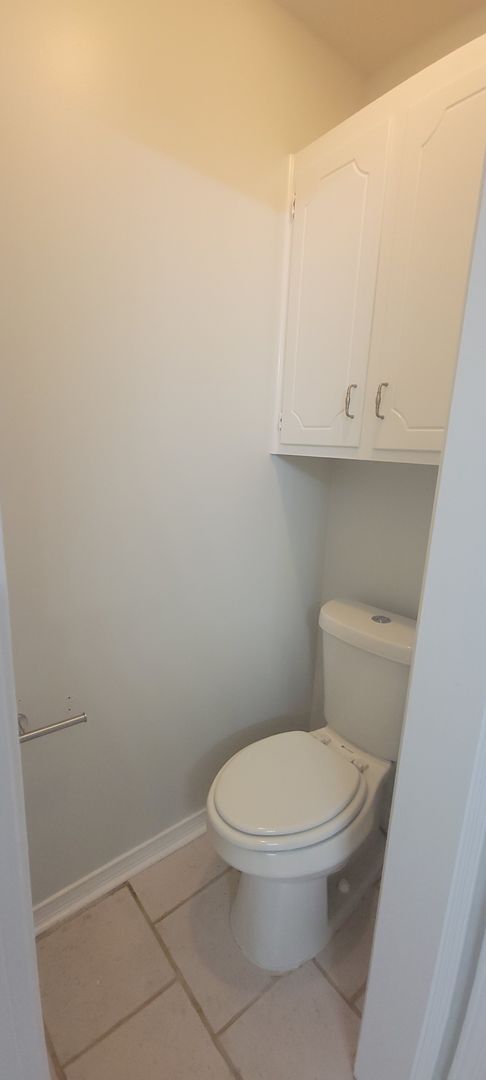 Building Photo - Beautiful 3 bedroom/2 bath with fireplace and huge covered back patio!