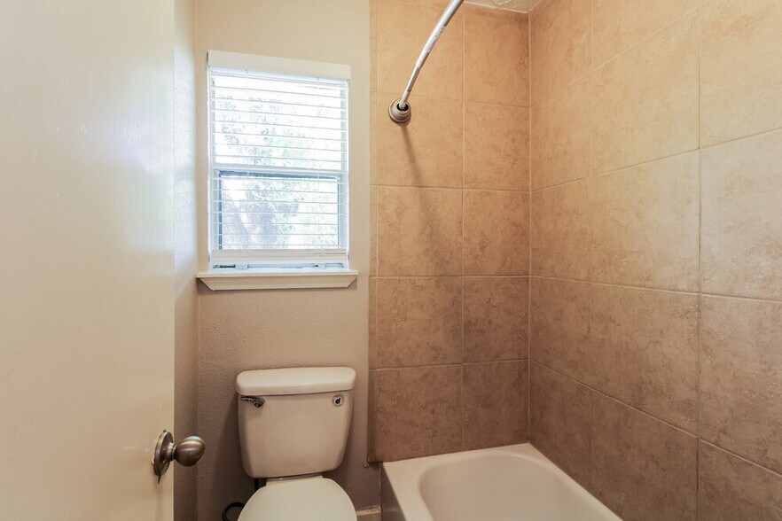 Building Photo - 1807 Oakwell Ln