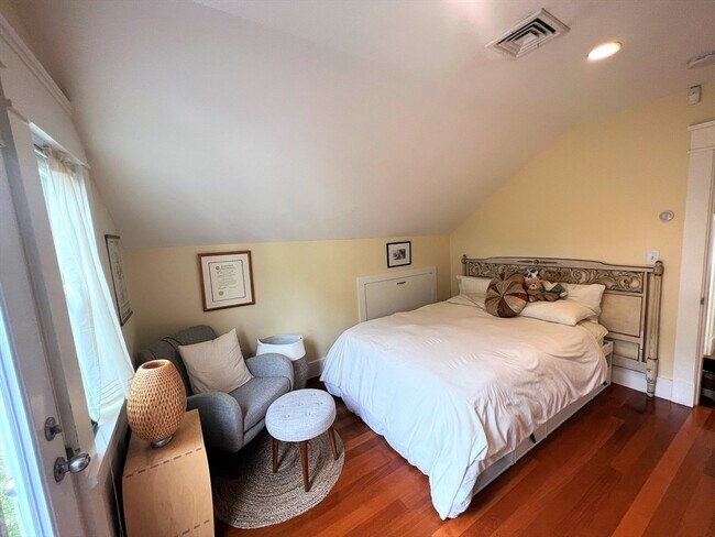 Building Photo - 44 Rockview St
