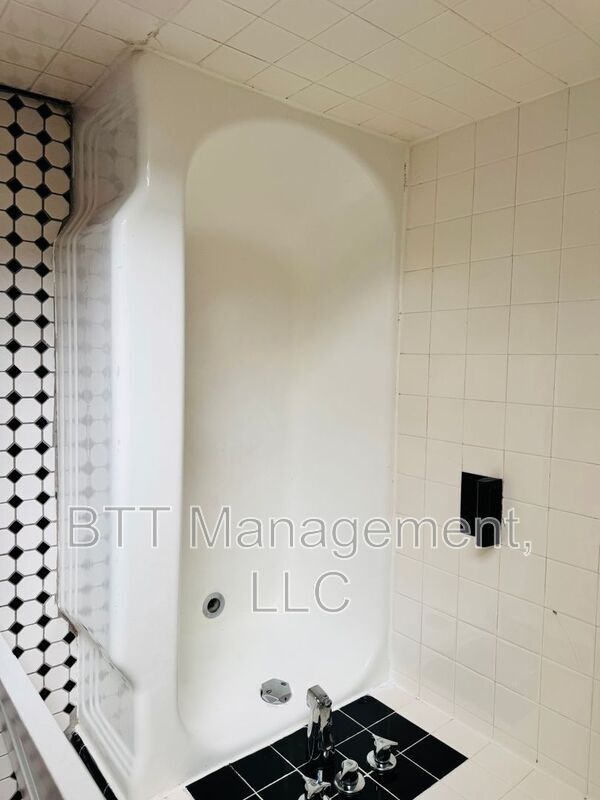 Building Photo - 8400 Greenwood Ave