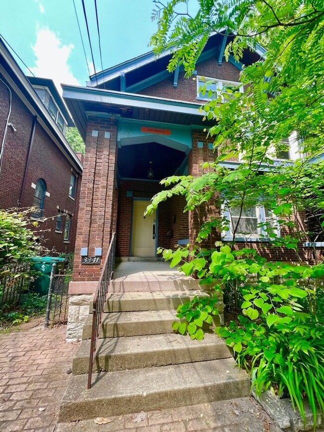 Building Photo - Charming 3 Bed unit on Tree-Lined Bishop S...