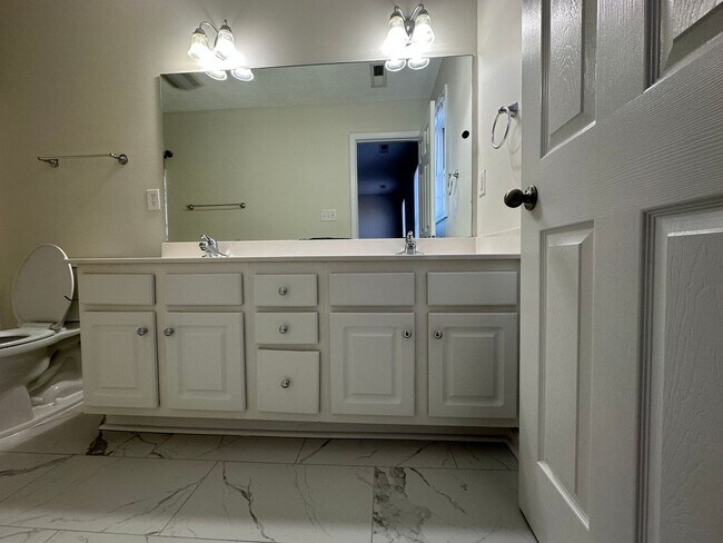 Building Photo - 3-bedroom, 3.5-bathroom nestled in Wyndhurst VA.