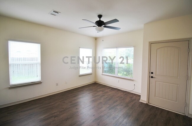 Building Photo - Well Maintained 2/2/1 Duplex For Rent!
