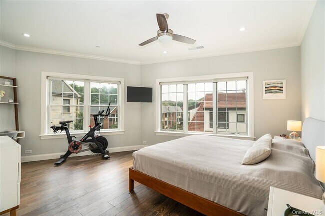 Building Photo - 100 Main St