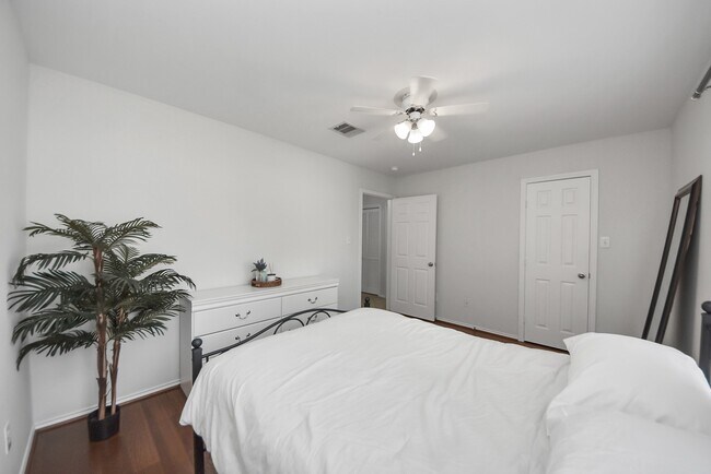 Building Photo - 943 W Heights Hollow Ln