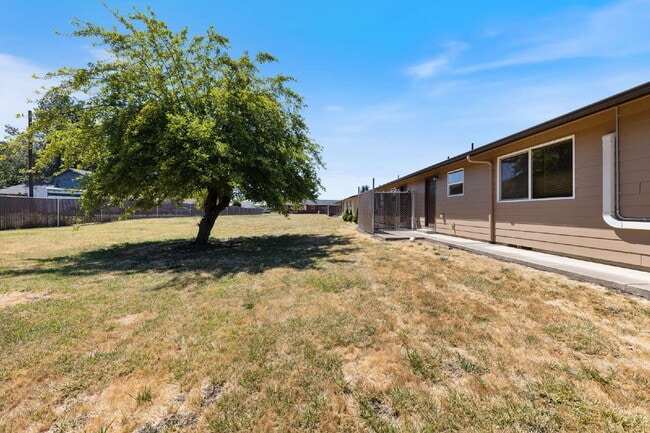 Building Photo - 2 Bedroom Duplex **MOVE IN SPECIAL** $500 ...