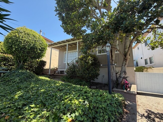 Building Photo - Spacious 3BD Manhattan Beach Home with Brand New Flooring, Large Den & 2-Car Garage