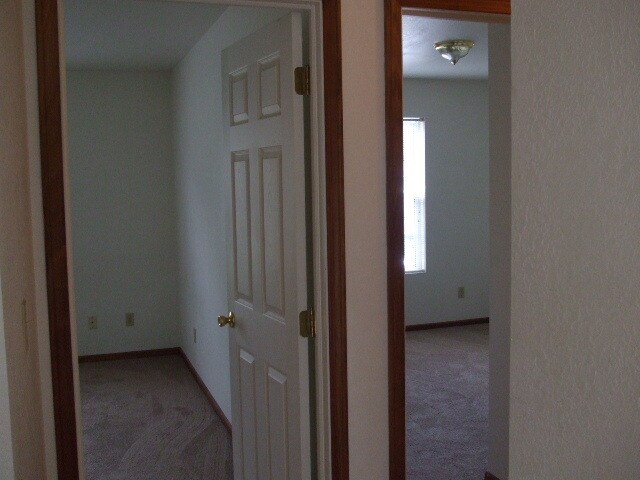 2 Bedrooms Entry - 3 N Montague Ave