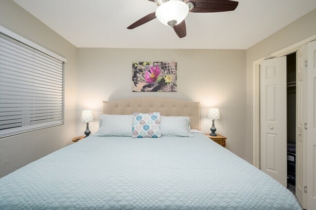 Building Photo - 4850 E Desert Cove Ave