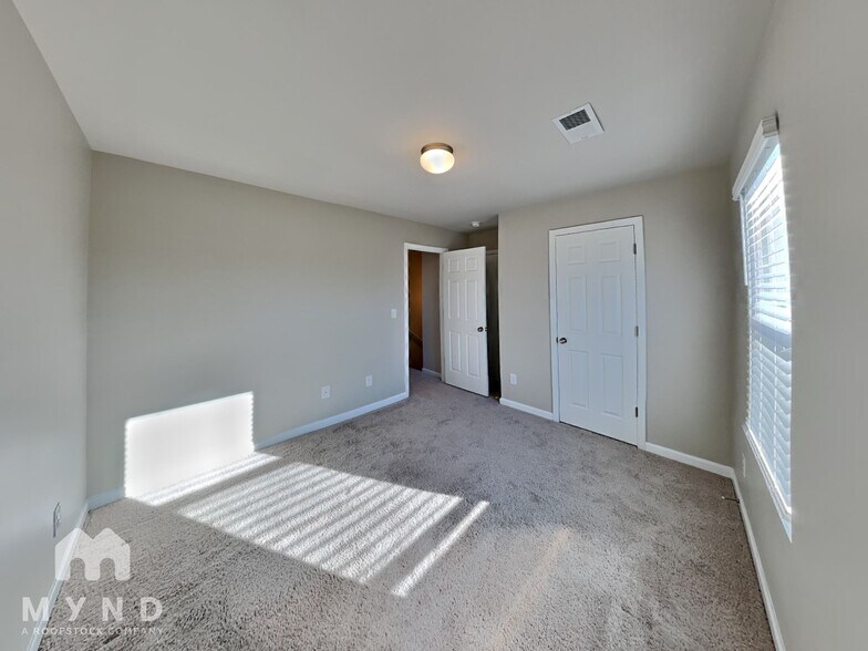 Building Photo - 743 The Heights Ln