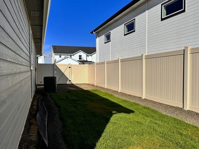 Building Photo - 7565 E Edison St