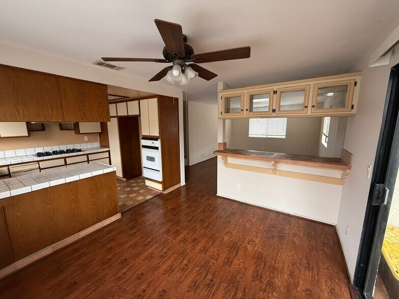 Building Photo - 1023 W 20th St