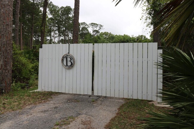 Building Photo - 909 Colonial Dr
