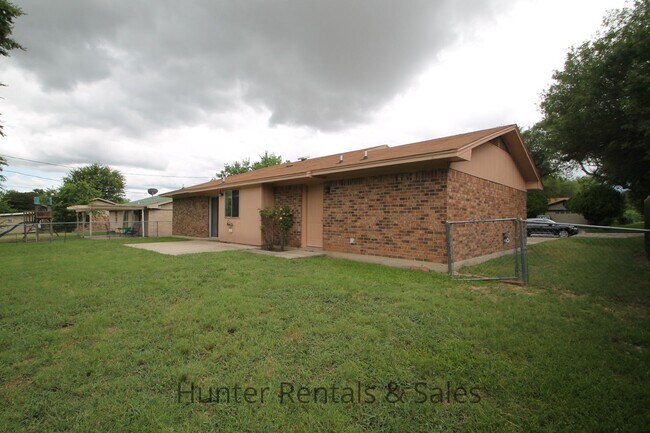 Building Photo - 2810 Lawndale St