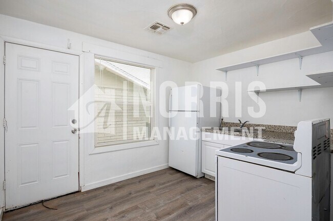 Building Photo - Multi-Unit Space Available NOW!