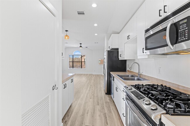 Building Photo - 5941 S Loop E