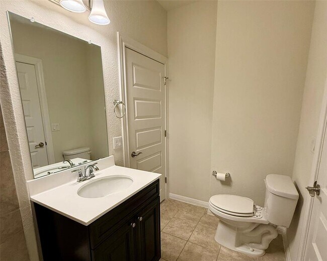 Building Photo - 14004 Hedera Dr