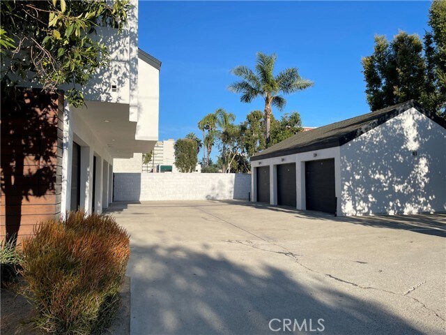 Building Photo - 849 N Van Ness Ave