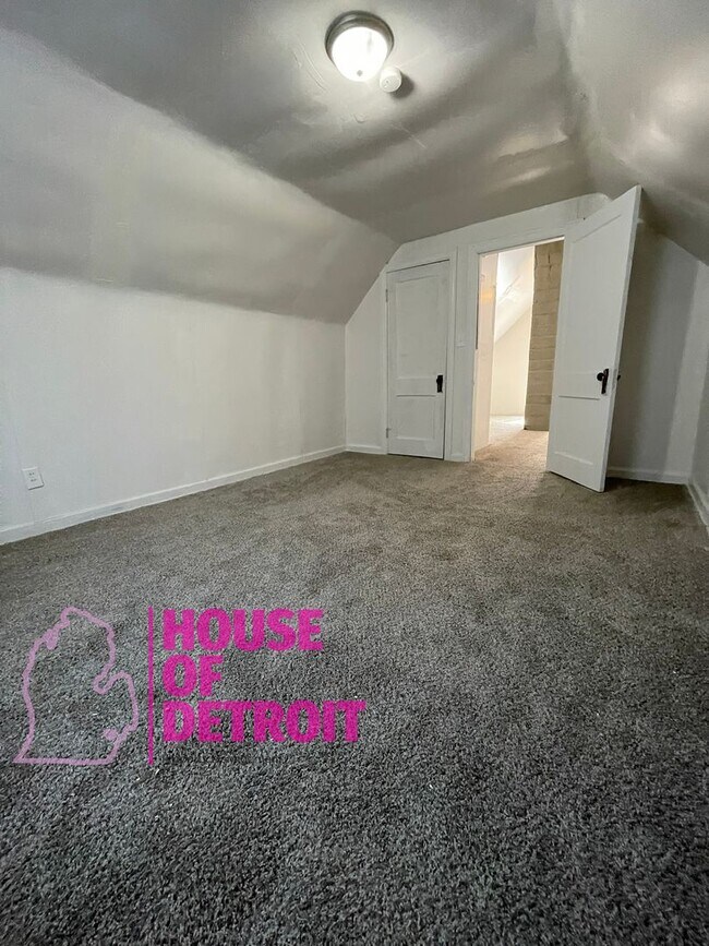 Building Photo - 3 BEDROOM 1 BATH FREE PRE-SCREEN