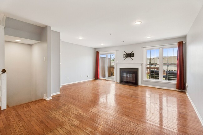 Primary Photo - Spacious 3 Bedroom, 2.5 Bath Townhouse in ...