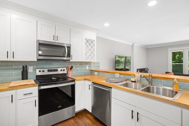 Building Photo - Ardmore Townhome Available Now