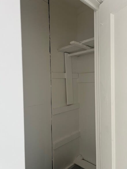 Building Photo - 231 NE 56th St