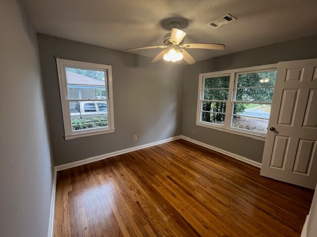 Building Photo - 204 Ravenwood Way
