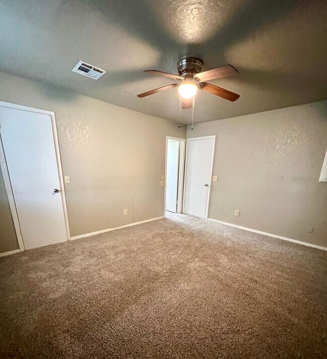 Building Photo - Norman Duplex- Bright and Modern!