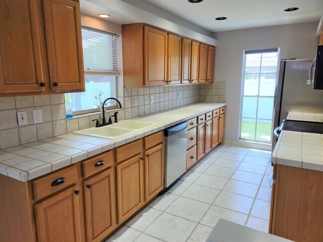 Building Photo - Cute Annual Single Family Home – Near Shamrock Park and South Venice Ferry and Boat launch!