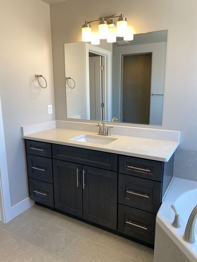 Building Photo - Red Mountain Vista Town Home, End Unit