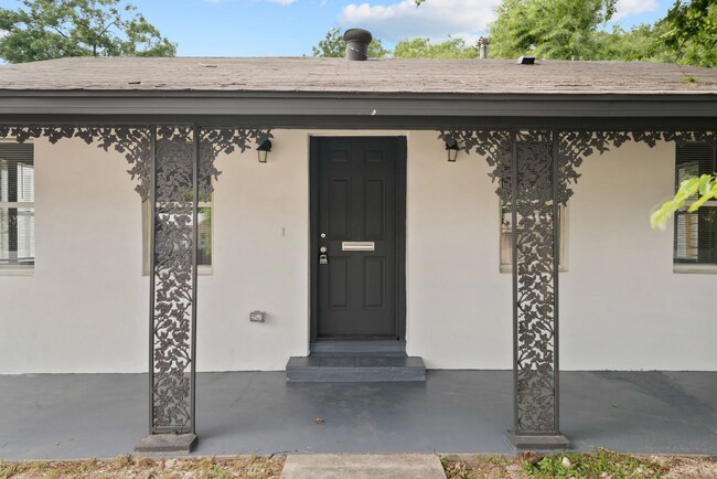 Building Photo - Beautiful newly remodeled 3 bd | 2 ba Available NOW! Located 10 min from Alamo Quarry!