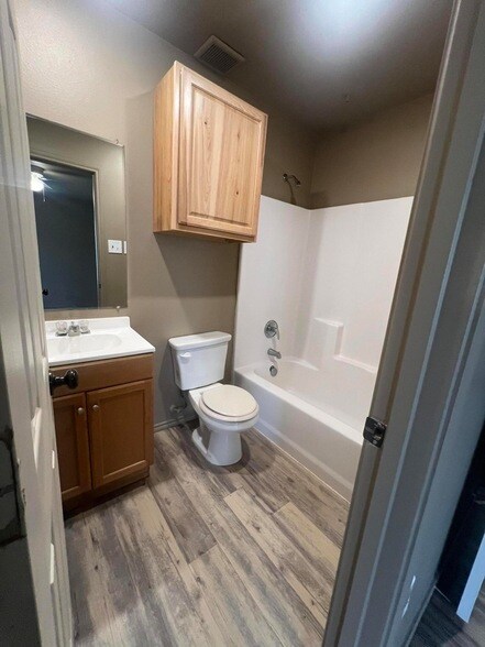 Building Photo - 1505 E 6th St