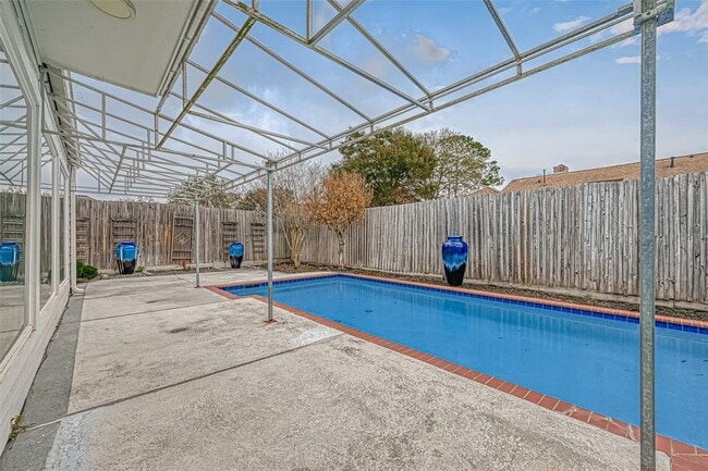 Building Photo - 915 Daria Dr