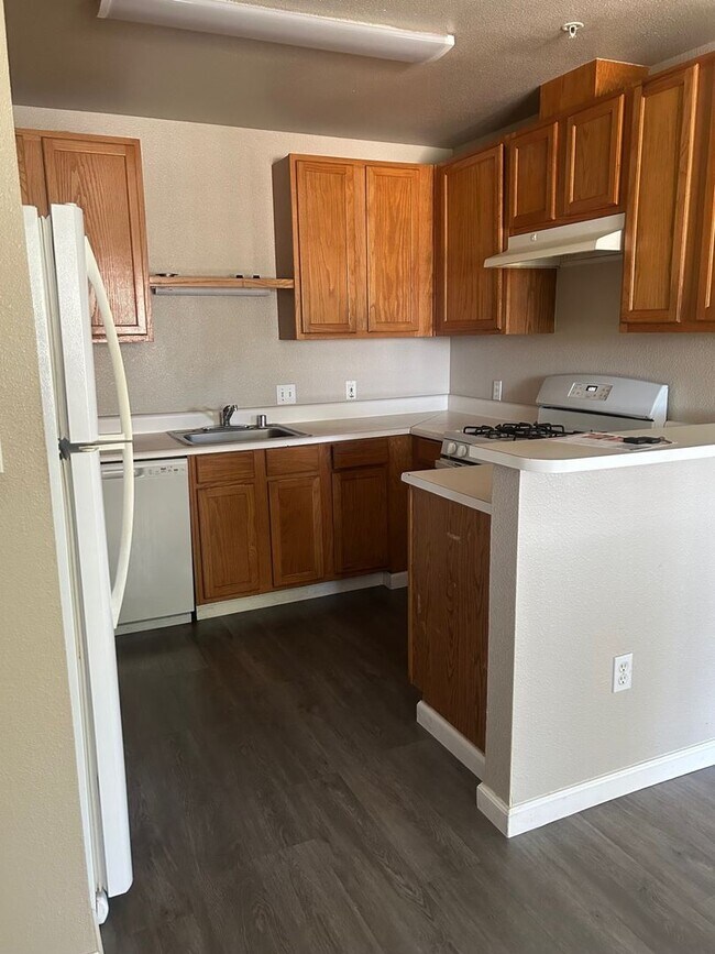 Building Photo - Spacious Condo in a Gated Community in Tracy
