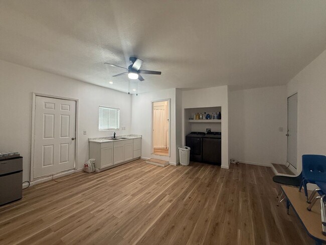 Building Photo - 3 bedrooms, 2-bathroom home with pool in Visalia, CA!