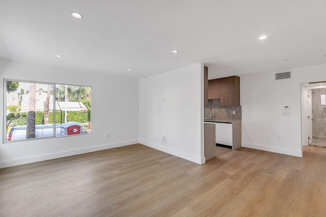 Interior Photo - 921 N Gardner St