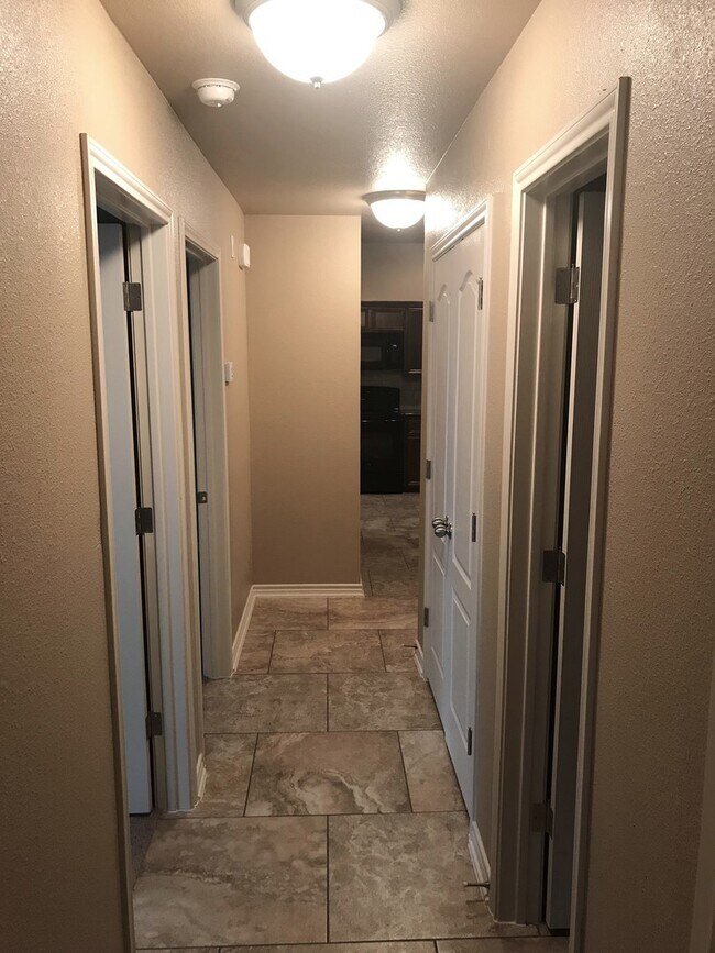Building Photo - Beautiful 3 Bedroom, 2 Bath Duplex Near Cl...
