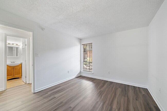 Building Photo - 711 Holiday Dr