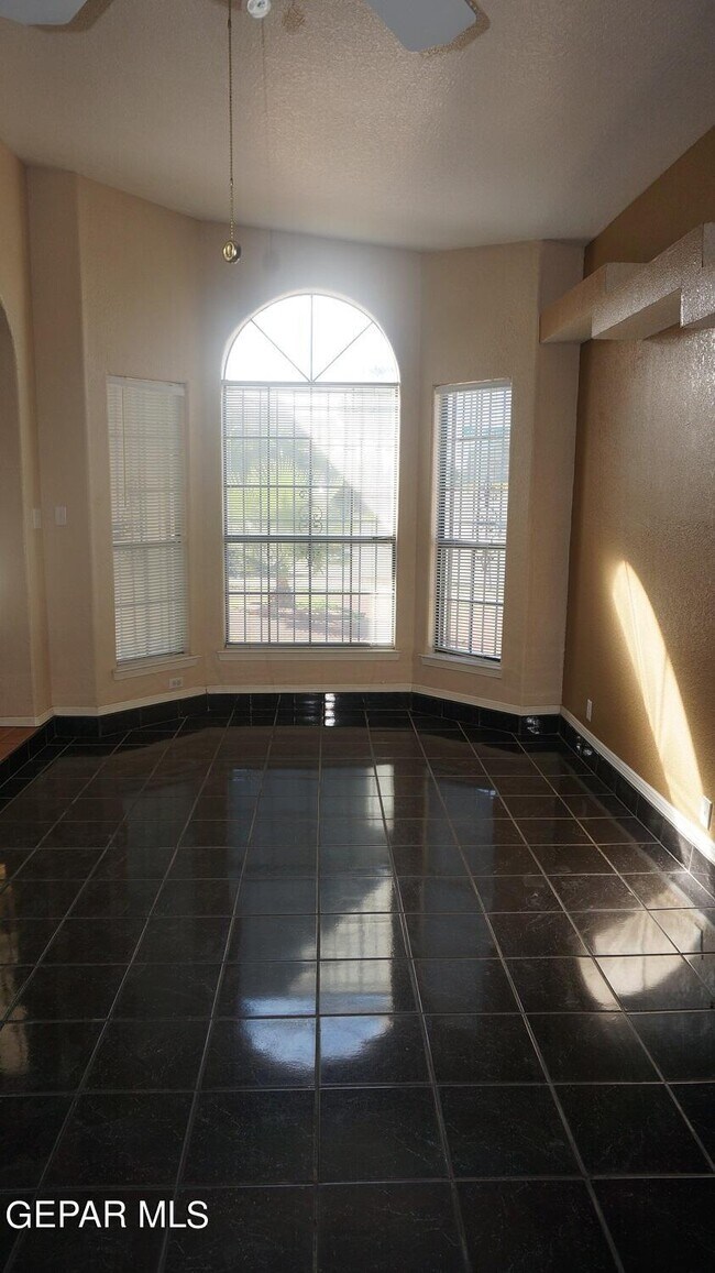 Building Photo - 1801 Garden Gate Way
