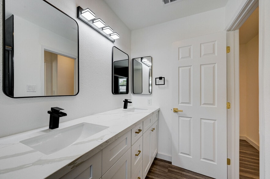 Building Photo - 571 Greenbriar Townhouse Way