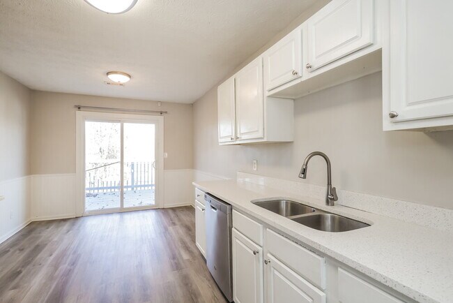 Building Photo - 221 Greenleaf Dr