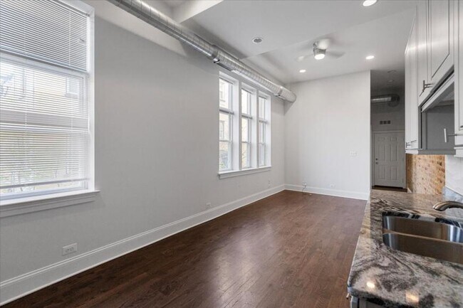 Building Photo - 3 bedroom in Chicago IL 60616